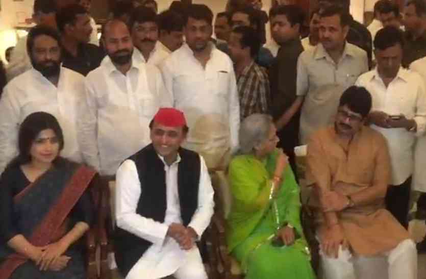 Akhilesh Yadav शिवपाल पहुंचे अखिलेश की डिनर पार्टी में, राजा भैया ने दिया बड़ा बयान, कहा ये