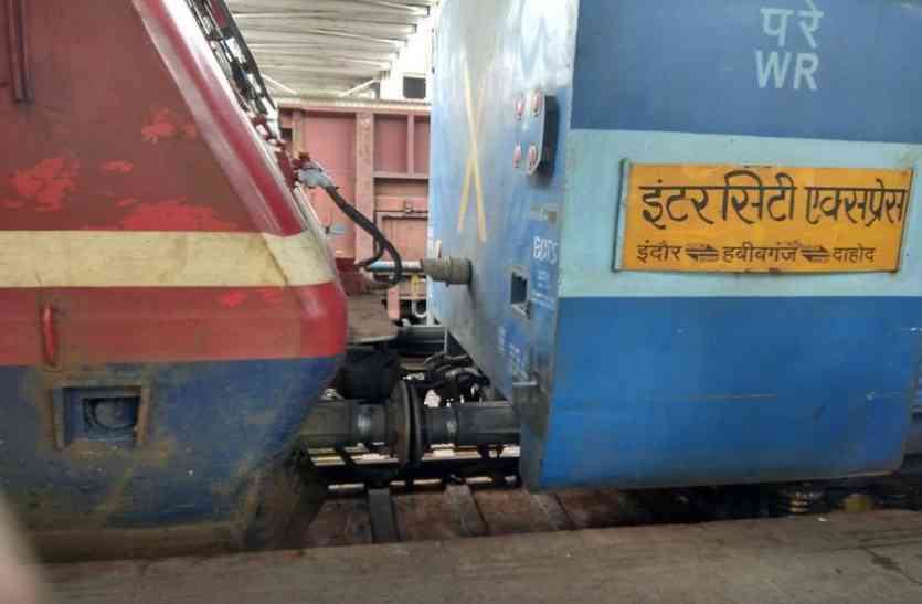 train अब से इंदौर-भोपाल इंटरसिटी कालापीपल में रुकेगी