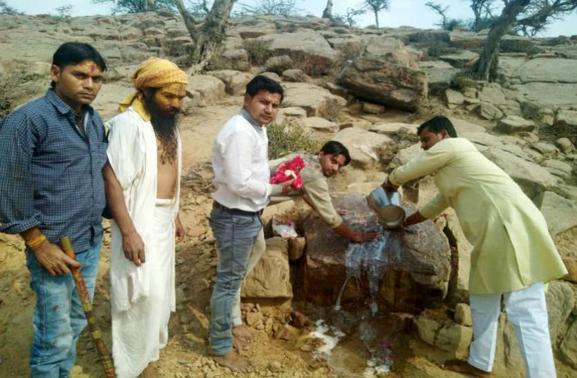 Govardhan Parikrma पूंछरी में श्रद्धालुों ने गिरिराज जी से क्षमा याचना मांग की पूजा अर्चना