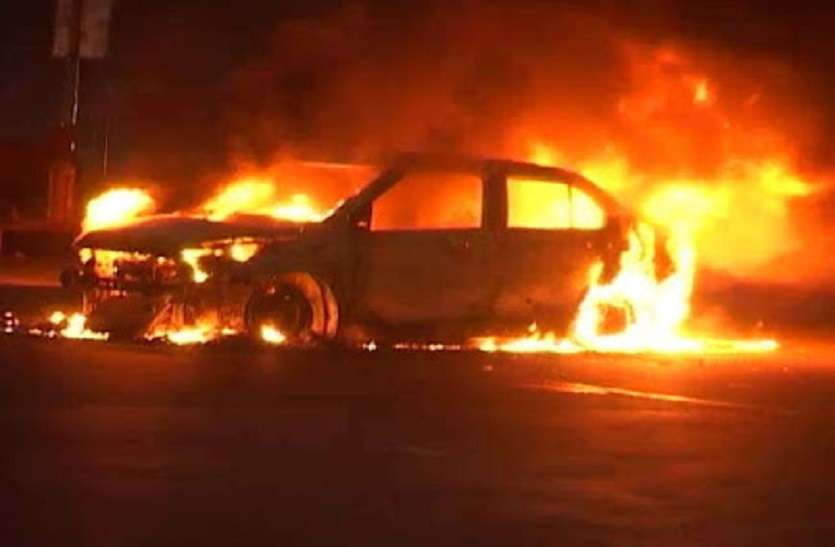 car aag शॉर्ट सर्किट से कार में लगी आग