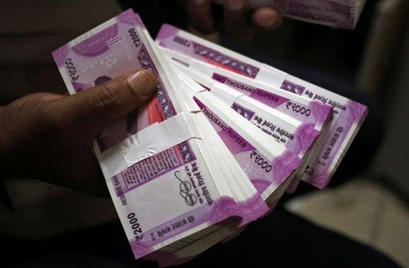 Money पलभर में करोड़पति बना ये दुकानदार, अकाउंट में आए 9,99,99,999 रुपए