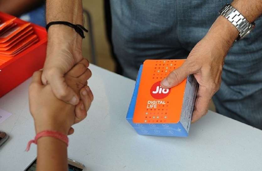 Jio Users रिलायंस जियो ने छोड़ा एयरटेल और वोडाफोन को पीछे, जानिये कितने लाख यूजर्स हुए शामिल