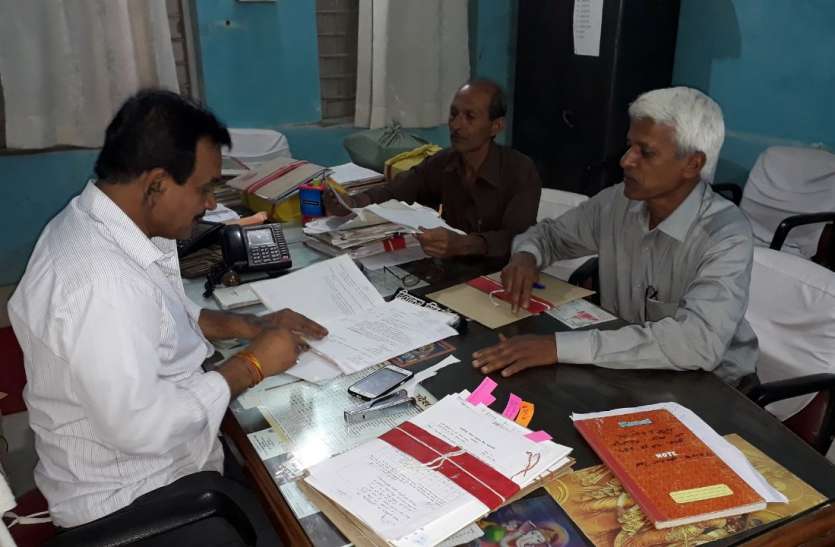 notice to employees, 90 contractual officers missing from office कार्यालय से गायब 90 फीसदी संविदा अधिकारी-कर्मचारियों को नोटिस, मांगों पर अड़े आंदोलित कर्मचारी