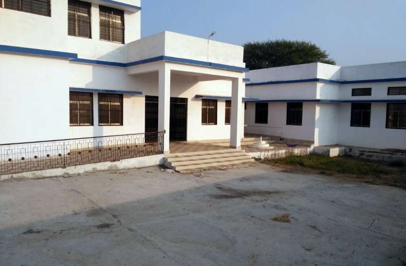बोहानी में संविदा कर्मियों की हड़ताल से स्वास्थ्य सेवाएं बेपटरी लाखों की लागत का अस्पताल तैयार : लोग इलाज शुरू होने का कर रहे इंतजार