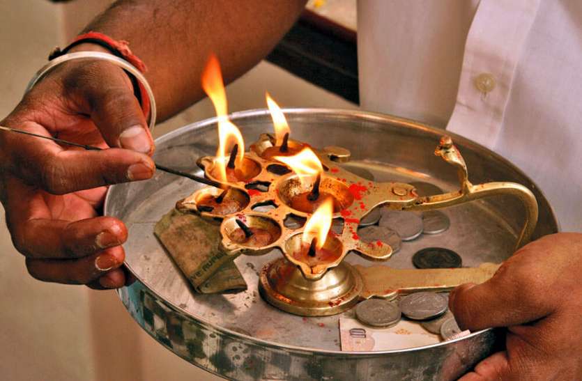सोमवती अमावस्या,उमड़े श्रद्धालु, किए दान पुण्य,कुंडों में लगाई डुबकी सोमवती अमावस्या,उमड़े श्रद्धालु, किए दान पुण्य,कुंडों में लगाई डुबकी