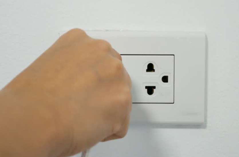 Girl with electric hand अनोखी है इस लड़की की लाइफस्टाइल, मोबाइल के साथ अपना हाथ भी करती है चार्ज