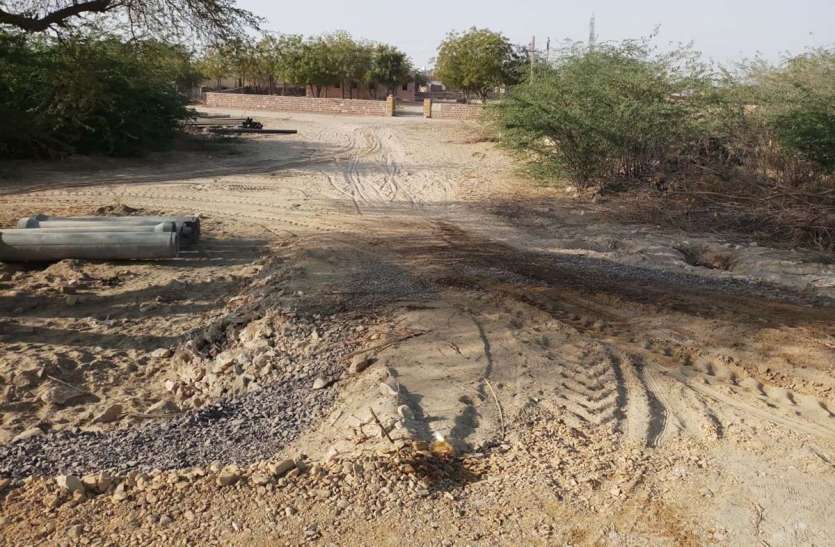 Jaislamer patrika JAISALMER NEWS- अस्पताल जाने के रास्ते पर जमीन में धंसते है पैर, जानिए क्या है इसका कारण
