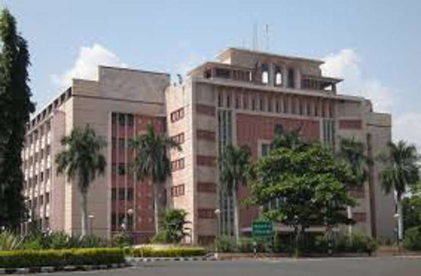 mantralaya आपके कलेक्टर होने पर लज्जा आती है, कहीं ओर तबादला करा लिजिए