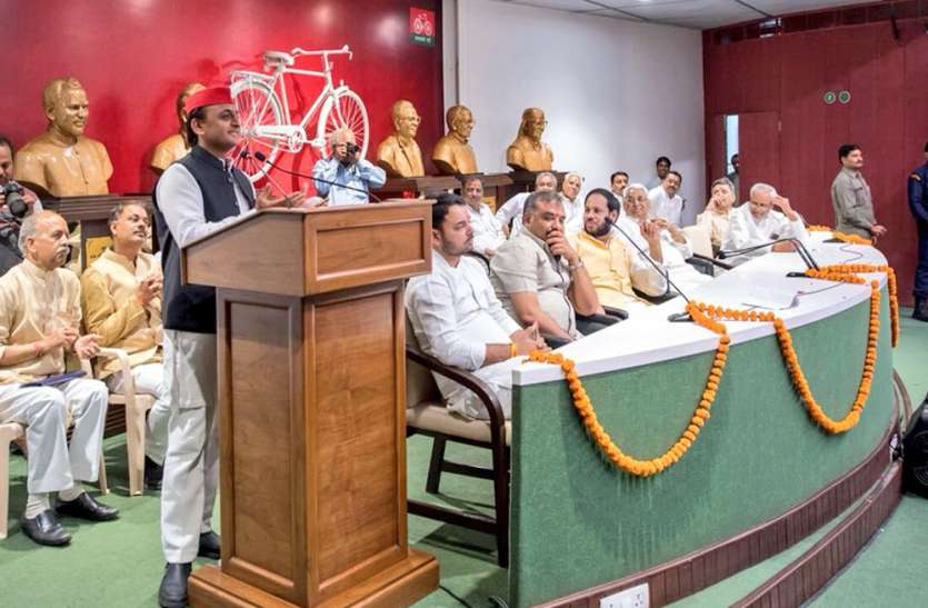 Akhilesh Yadav अखिलेश ने डिप्टी CM दिनेश शर्मा पर खूब ली चुटकी, यूपी सरकार पर किये 8 बड़े हमले
