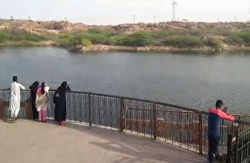 water,water supply,water level,Closer examination,closer, पानी पर तैर रहे शहर में आया पेयजल संकट