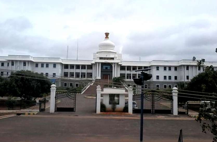 chikballapur, karnataka तहसीलदार पर सरकारी जमीन बेचने का आरोप