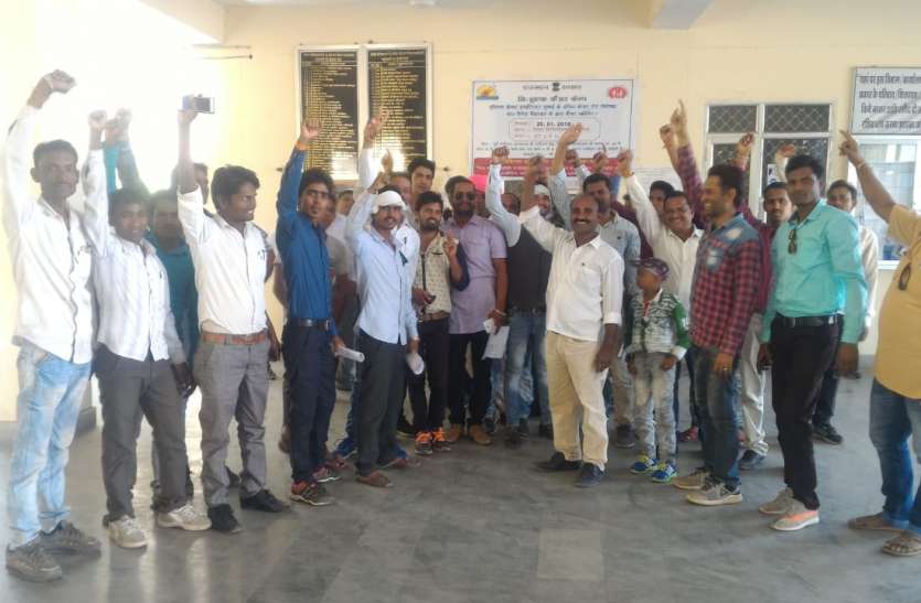 pratapgarh 2 अप्रेल को प्रतापगढ़ बंद का सौंपा ज्ञापन