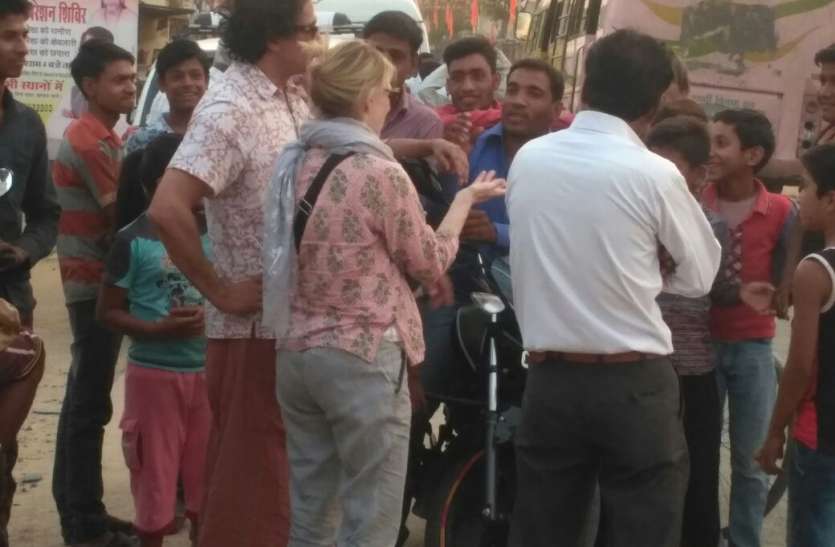 the country विदेशी पर्यटकों ने ग्रामीणों की जानी जीवनशैली
