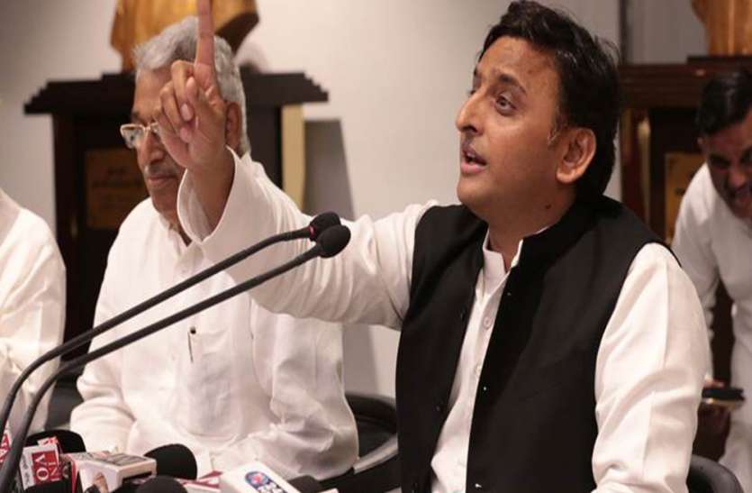 Akhilesh Yadav अखिलेश यादव इस मामले में सीएम योगी समेत अन्य कई राज्यों के मुख्यमंत्री से हैं काफी आगे, देखें पूरी लिस्ट