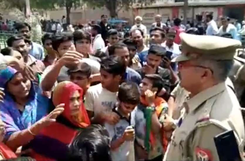 Women protest against liquor shop in Kanpur UP news शराब के चलते सड़क पर उतरीं महिलाएं, रिहायशी इलाकों में फिर शुरू हो गए मयखाने