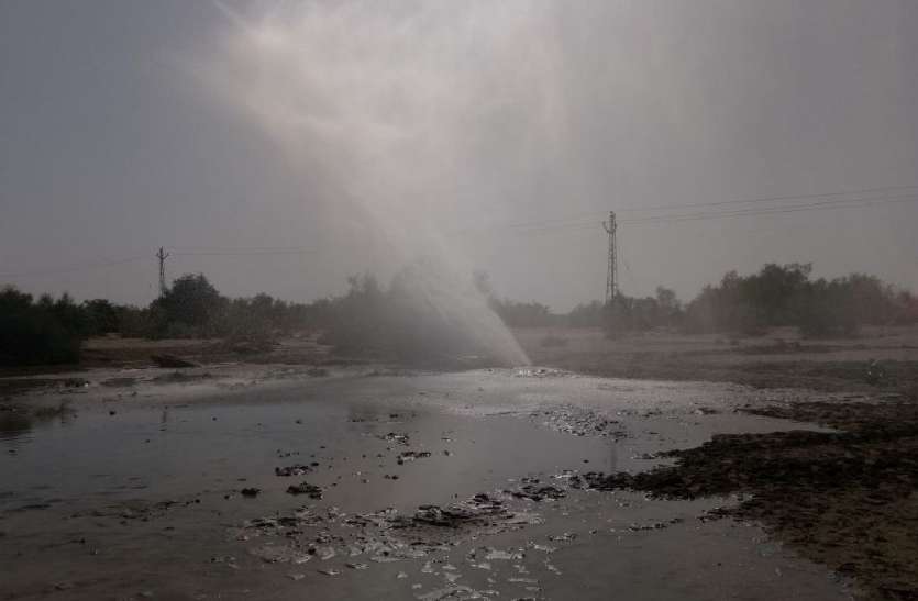 Jaisalmer patrika JAISALMER NEWS- नहरबंदी के बाद रेगिस्तानी गांव प्यासे, यहां पेयजल बह रहा व्यर्थ