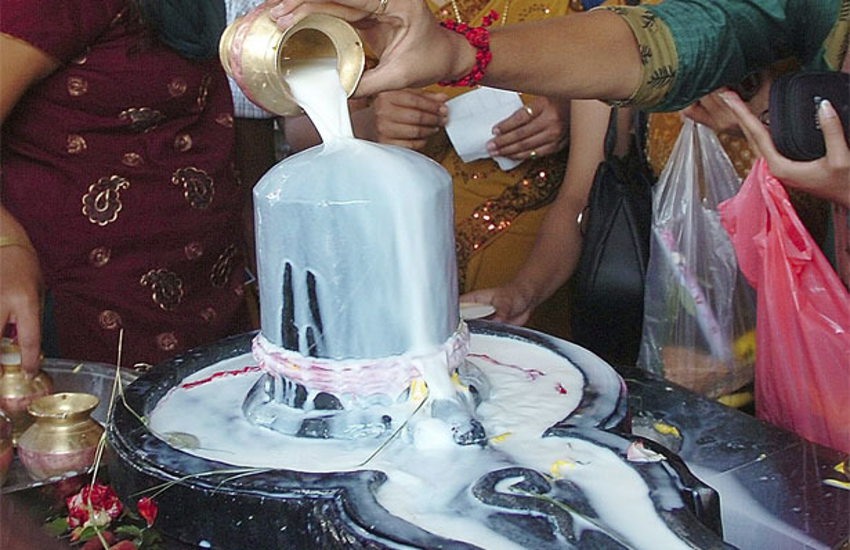 Do not waste the flowing, distribute milk in devotees | , व्यर्थ नहीं बहता भोले के अभिषेक का दूध, बंटता है प्रसाद | Patrika News