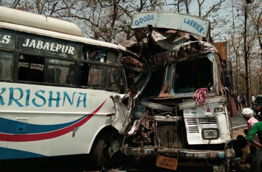 Big Accident- Vicissitudes between bus and truck बड़ी खबर- जब बस और ट्रक के बीच हुई जोरदार भिड़ंत