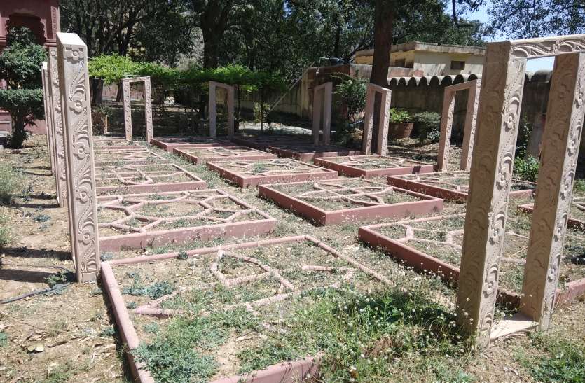 bundi Sukhmahal campus Mughal style garden neglect. अफसर शाही की लापरवाही से कुम्लाई सुखमहल की फुलवारी...मुग़ल शैली की तर्ज पर बनी फूल क्यारी अनदेखी का शिकार