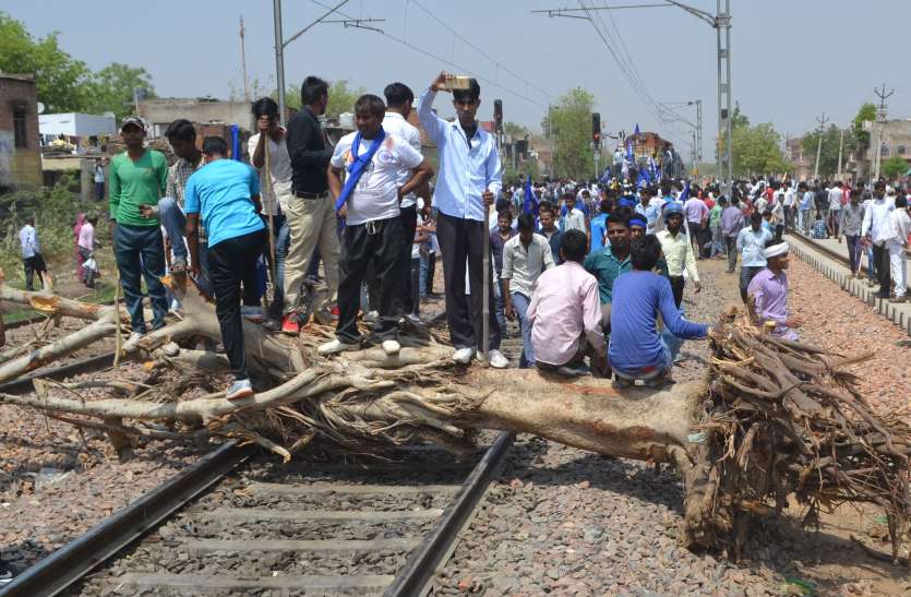 SHUTDOWN SUPPORTERS STOPPED TRAIN IN ALWAR अलवर में रेलवे ट्रैक पर प्रदर्शनकारियों ने मचाया उत्पात, उखाड़ी पटरियां व तोड़ा फाटक