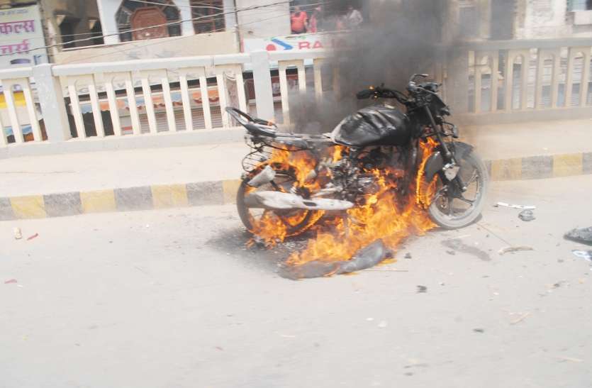 fire भाजपा सांसद बोले, बसपा विधायक के कहने पर गुंडों ने लहराए हथियार