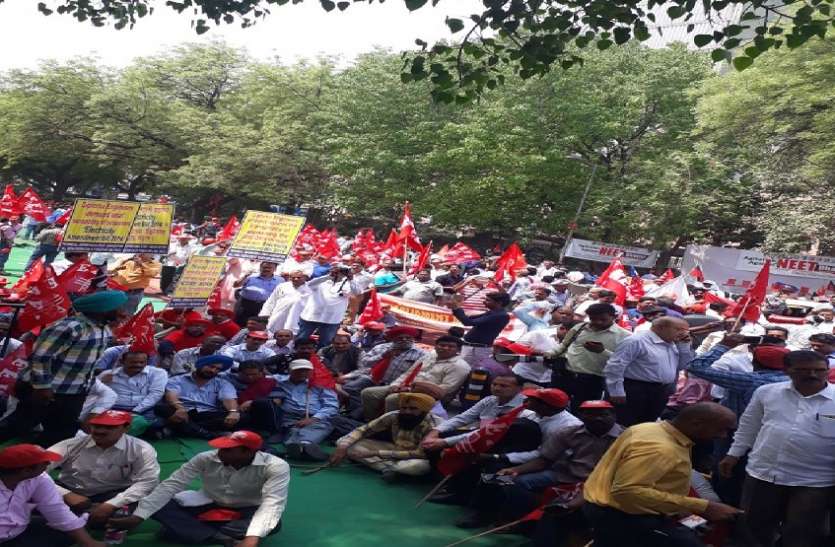इलेक्ट्रिसिटी बिल के खिलाफ रैली इलेक्ट्रिसिटी बिल के विरोध में बिजली इंजीनियरों और कर्मचारियों का केंद्र सरकार पर हमला