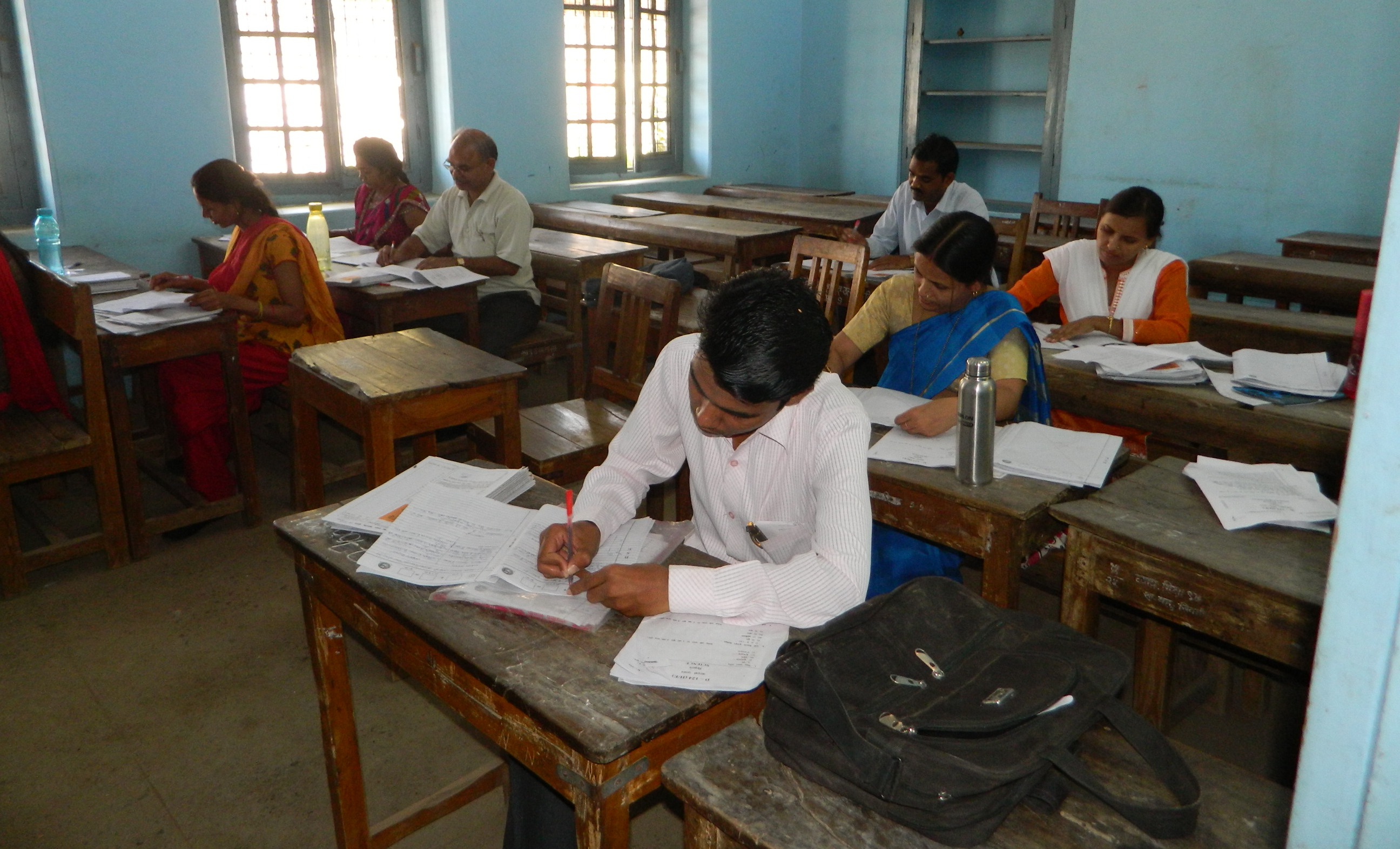 Back in English, Back in Hindi अंग्रेजी में आगे हिन्दी में रह गए पीछे