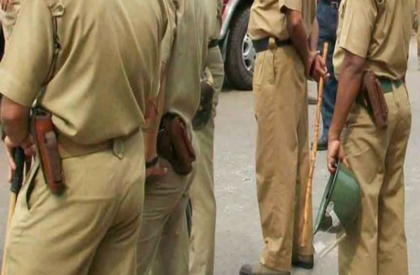 Police आजमगढ़ के अहरौला में जमकर चले लाठी-डंडे, महिला समेत आठ घायल, दबंगों में मड़ई भी फूंकी