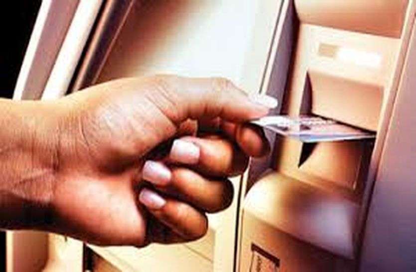 atm froud बैंक प्रबंधक बनकर मोबाइल पर पूछा एटीएम पासवर्ड, निकाले एक लाख