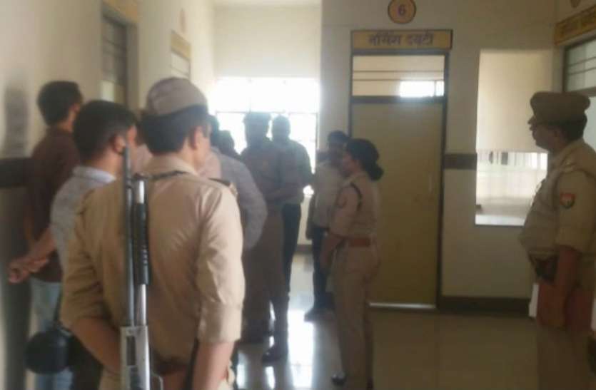 पुलिस कार सवारों ने किया छात्रा को अगवा, रोड किनारे इस हालत में मिली