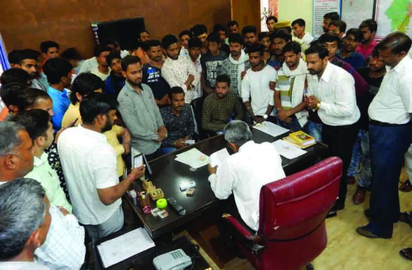 Rajsamand,Rajsamand news,Rajsamand Hindi news,Rajsamand local news,rajsamand latest news,rajsamand latest hindi news,rajsamand latest hindi news rajsamand,Latest News rajsamand,Latest hindi news rajsamand, BREAKING : गाय का इलाज करते गोसेवकों को कुछ युवकों ने पीटा, फिर थाने पर गए तो पुलिस ने भी की पिटाई