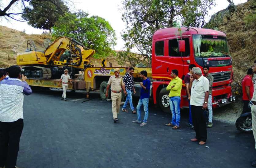 Rajsamand,Rajsamand Hindi news,Rajsamand local news,rajsamand latest news,rajsamand news in hindi,rajsamand latest news rajsamand,Latest News rajsamand,Latest hindi news rajsamand, EXCIDENT : देसूरी नाल बेकाबू होकर ट्रोल पहाड़ी से टकरा कर बीच सडक़ फंसा, रातभर बंद रहा मेगा हाइवे