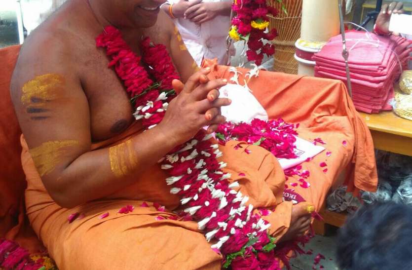 Patrika ये है राज्यमंत्री दर्जा प्राप्त बाबा नर्मदानंद महाराज, विवादों के दामन से नाता