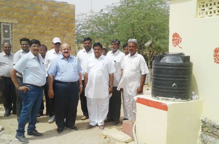 Jaisalmer patrika JAISALMER NEWS- लो हो गया कमाल सौ से अधिक लोग बोर्डर के इस गांव में एक साथ कर सकेंगे शौच