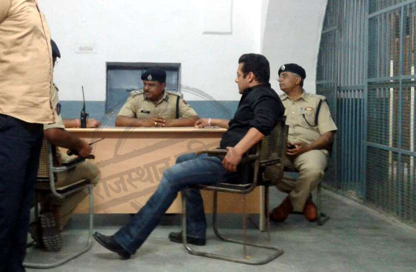 salman khan in jail on chair जेल डीआईजी को फटकार, सलमान के सामने कुर्सी पर बैठकर फोटो खिंचवाने से मुख्यालय नाराज