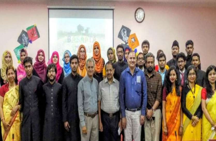 AMu students अलीगढ़ मुस्लिम विश्वविद्यालय में बंगाली छात्रों ने मनाया बसंत उत्सव