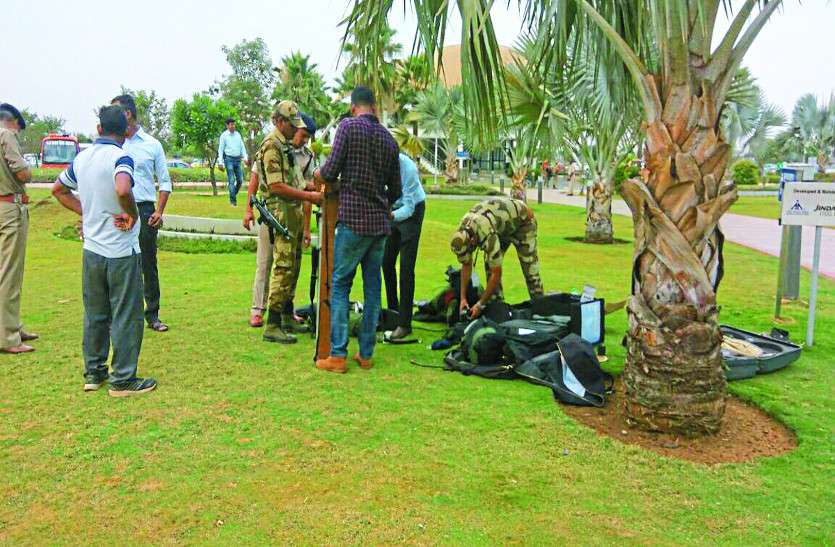 bomb in airport जब Airport पर महिला ने देखा यह संदिग्ध पॉलीथिन तो उड़े होश, जांच के बाद मिला यह