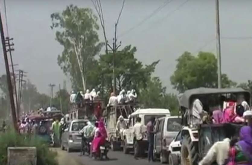 road jam file picture यहां इस वजह से हर रोज मुख्य सड़क पर घंटो तक लगता है जाम