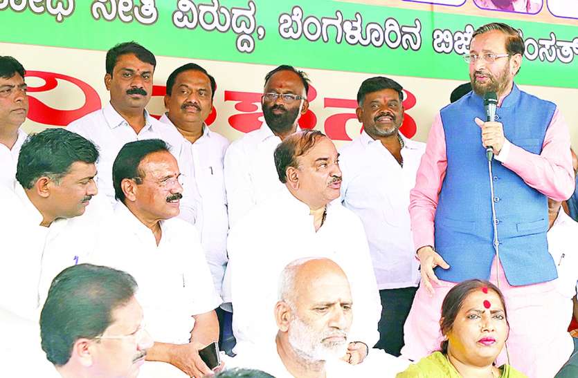 BJP, FAST प्रधानमंत्री मोदी की लोकप्रियता पचा नहीं पा रही कांग्रेस: जावड़ेकर