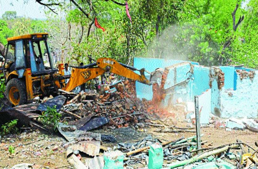 Collectorate complex Jcb Dropping 10 houses कलेक्ट्रेट परिसर में पहुंची जेसीबी, निगम कर्मी और पुलिस, फिर जानिए क्या हुआ