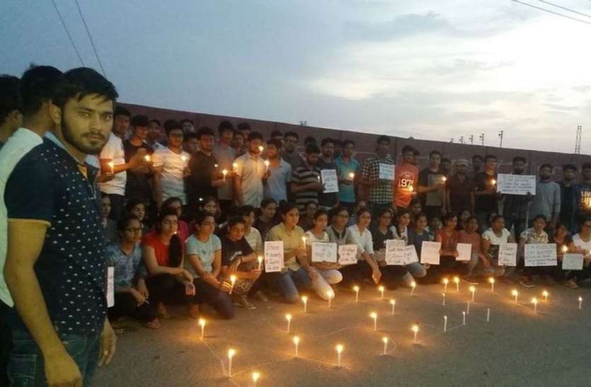 Candle march आठ साल की बच्ची के साथ गैंगरेप के विरोध में निकाले कैंडल मार्च, आरोपितों को शीघ्र सजा दिलाने की मांग