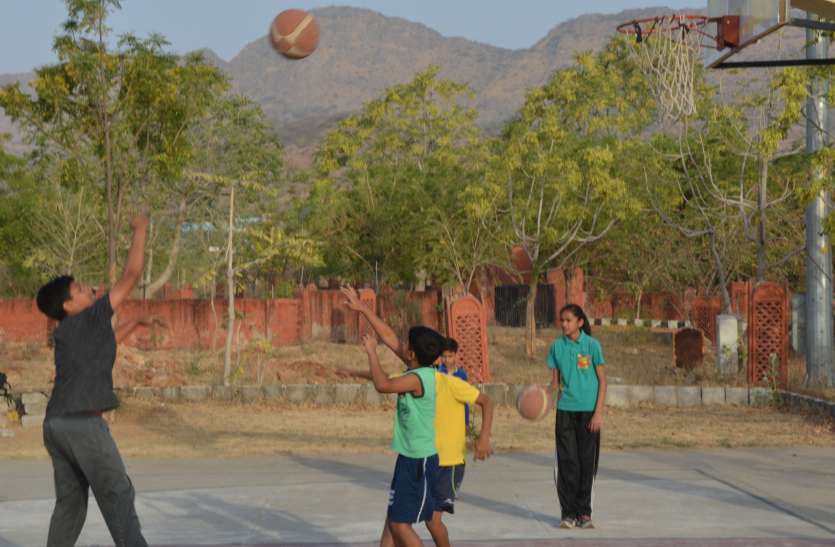 poor games facility in colleges नहीं देखे होंगे आपने ऐसे कॉलेज, यहां गेम्स को मानते हैं समय की बर्बादी