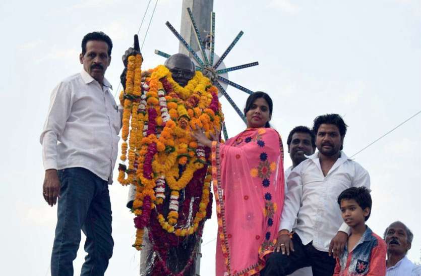 बाबा साहब के सामने युवाओं की शपथ, हर हाल में बदलेंगे देश की तकदीर- देखें वीडियो बाबा साहब के सामने युवाओं की शपथ, हर हाल में बदलेंगे देश की तकदीर तश्वीर- देखें वीडियो