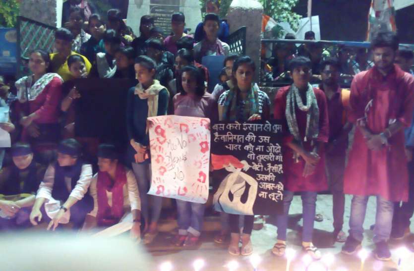 protest against the government बलात्कार और महिला उत्पीड़न के खिलाफ सड़कों पर उतरीं हाॅस्टल की लड़कियां, शहर के लोगों ने भी निकाला कैंडल मार्च