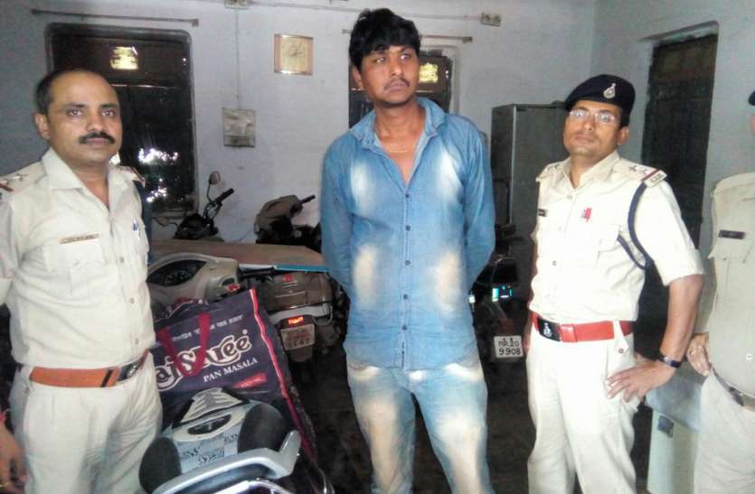 young man caught with alcohol अधिकारियों ने रोकी युवक की बाइक, जांच की तो सामने आया ये सच...