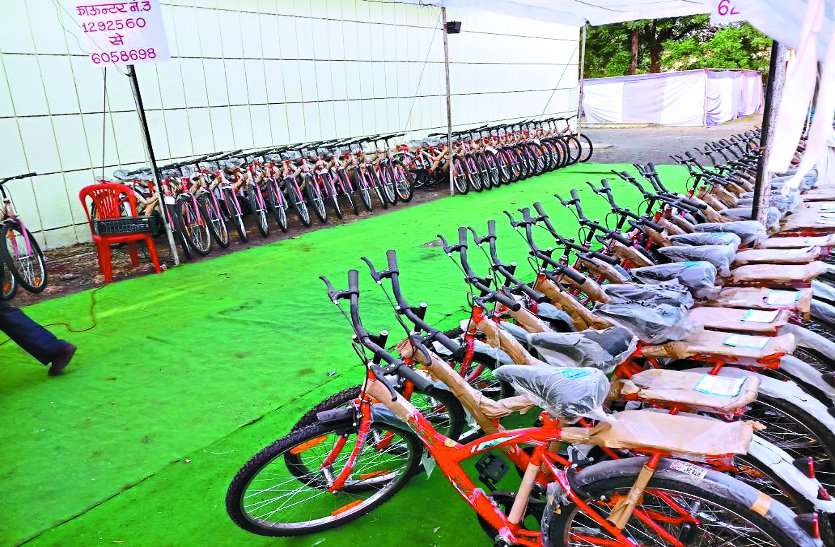 cycle प्रेरणा : कर्मचारियों को बांटी साइकिल, ताकि कम हो वाहनों का इस्तेमाल