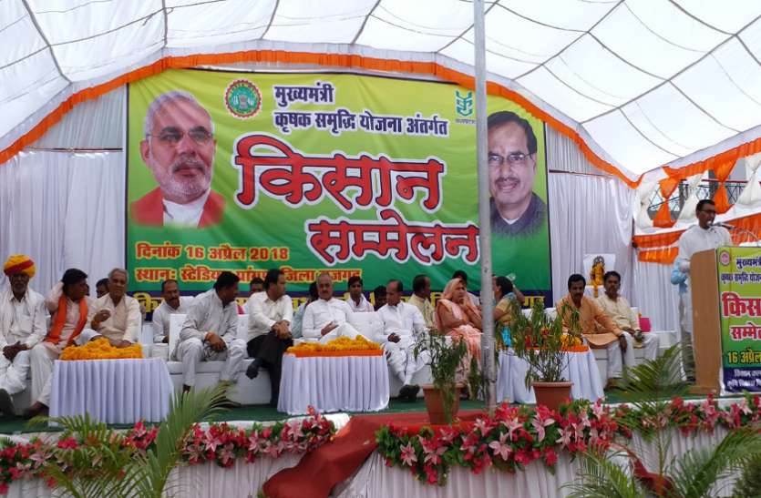 news मंत्री के आने की खबर देकर जुटाई भीड़