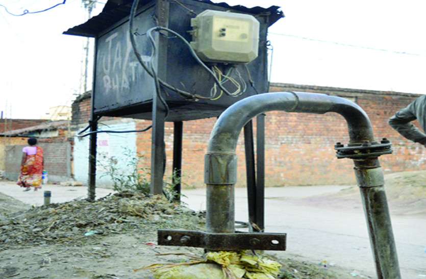Drinking water problem, supply, bore, stall, water, civil, problem, failure कोई तरस रहा बूंद-बूंद को, कोई टेंकर ले आया घर