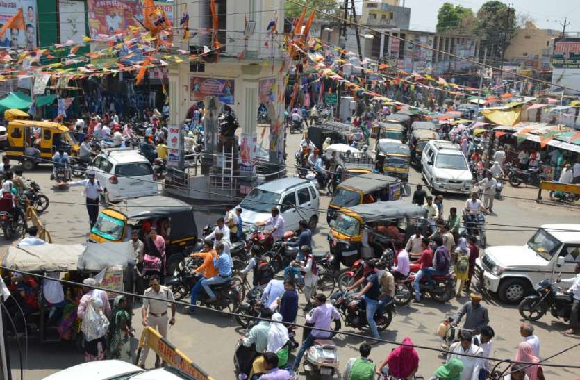Crowded ambulance rush on the road हाथ ठेले पर रखे सरियों ने लगाया जाम, बड़ी मुश्किल से निकली एंबुलेंस