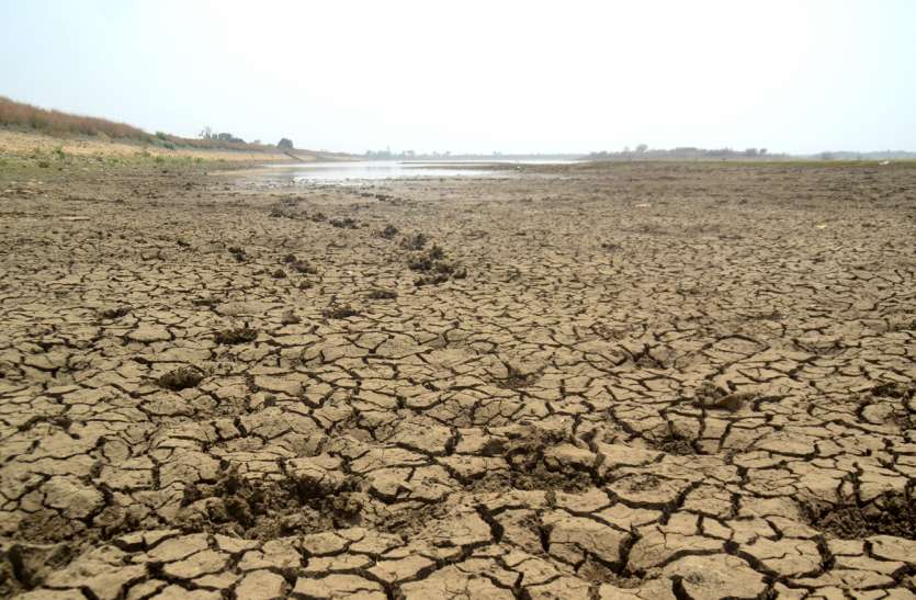 news 31 में से 28 तालाब और 15 स्टॉपडेम सूखे, हैंडपंप भी बंद